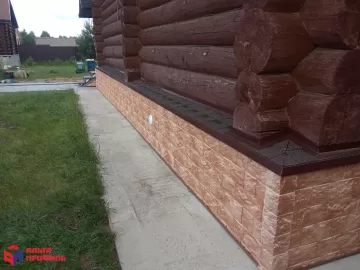 Обшивка цоколя фасадными панелями ТУФ Итальянский